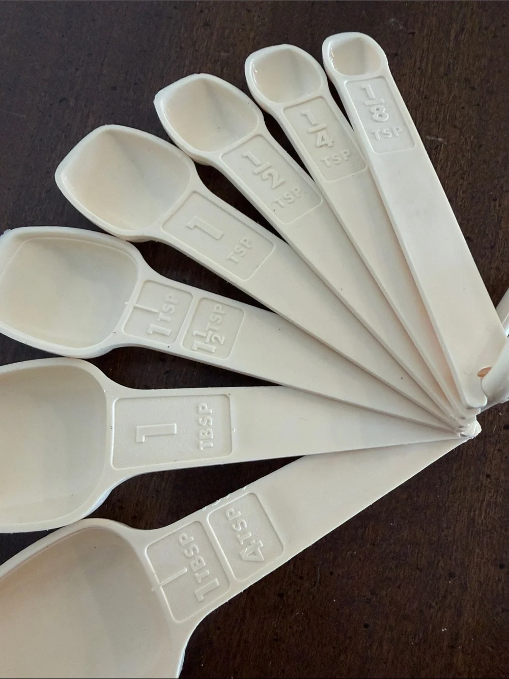 Tupperware Vinrage beige Plastic Measuring Spoon Set 7 Piece with Triangle Ring